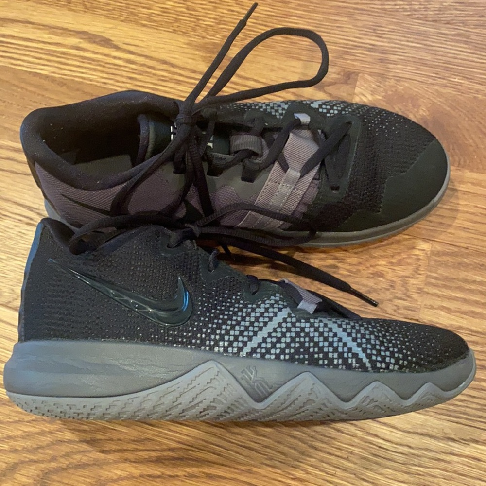 Nike Kyrie Flytrap black gun smoke size 6 youth